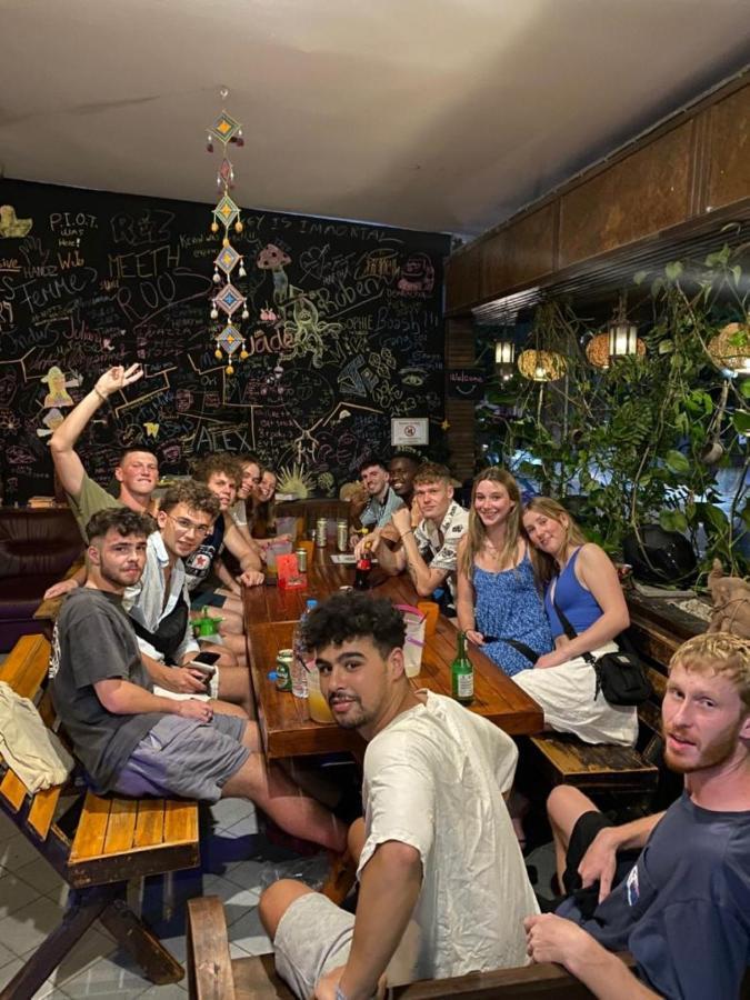 Revolution Hostel Chiang Mai Esterno foto